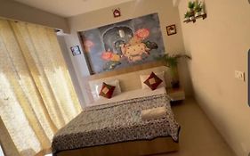 Blue Mans Rooms - Near Prem Mandir & Iskcon