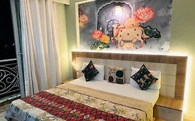 Blue Mans Rooms - Near Prem Mandir & Iskcon